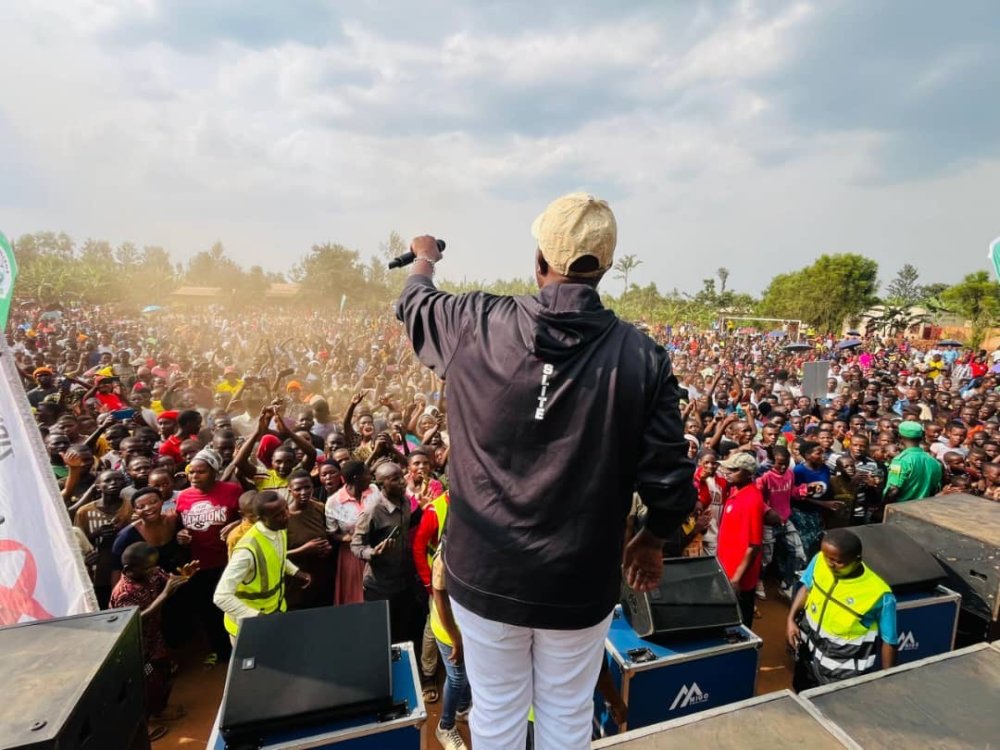 Senderi International Hit kicked off his 20th-anniversary tour in Kirehe with a lively celebration blending music, community service, and public health awareness.