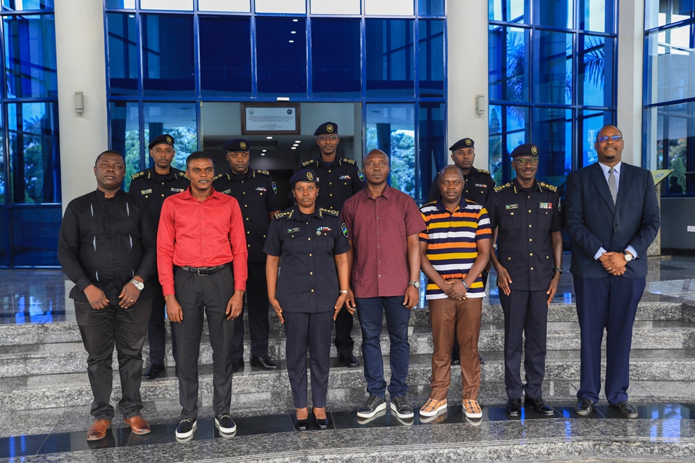 The visiting delegation with RNP officers in a group photo. 