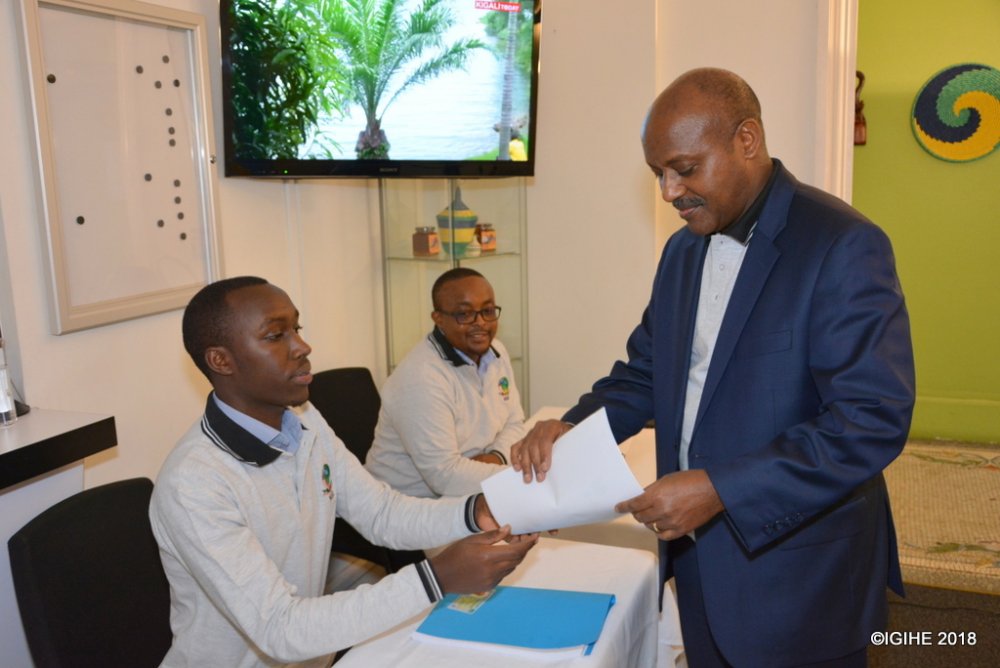 Rwandan Ambassador in paris, Jacques Kabale casting his vote