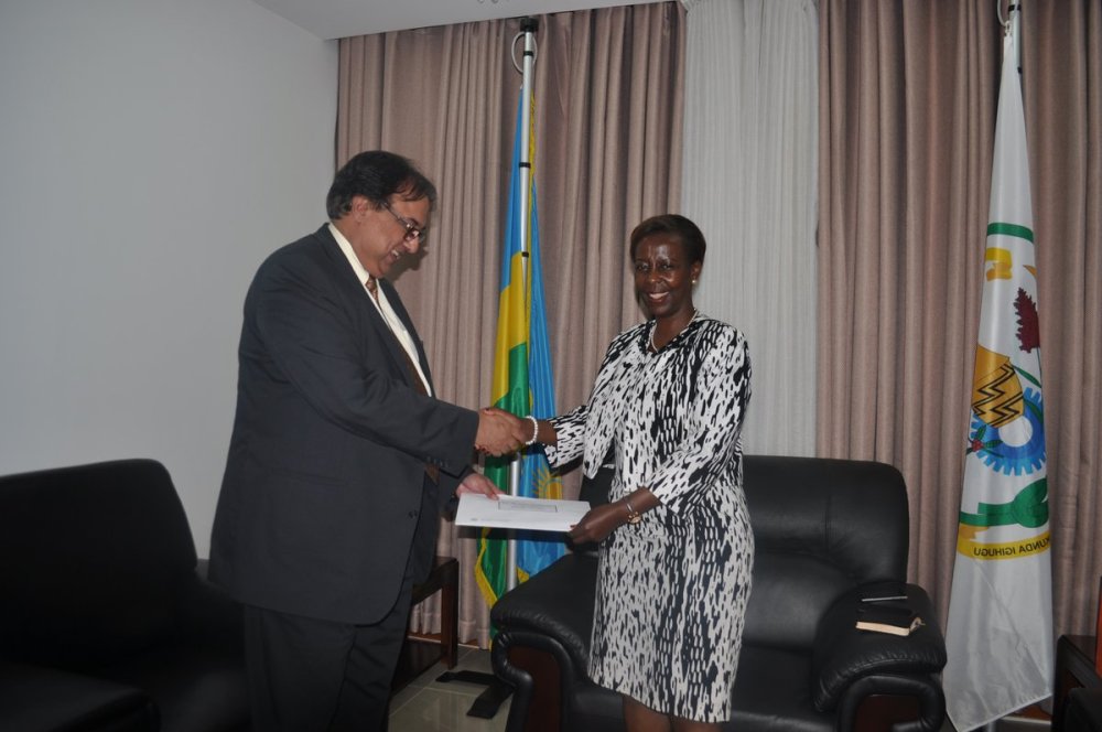 Ambassador Raza Bashir Tarar to represent Pakistan in Rwanda with residence in Nairobi handing his copies of credence letters