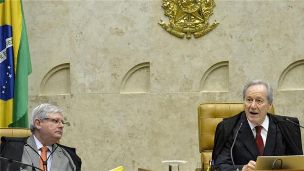Prosecutor Janot accused of participating in a huge bribery network centered around the state oil company, Petrobas