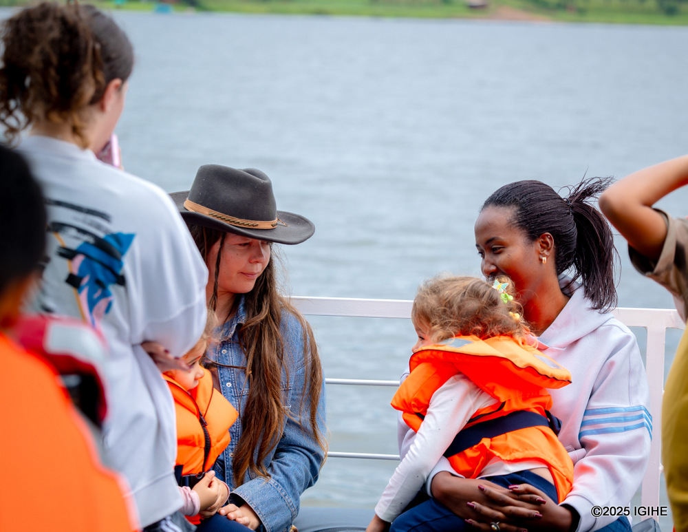 Lake Mirayi, located near the farm, is beautiful and attracts many visitors.