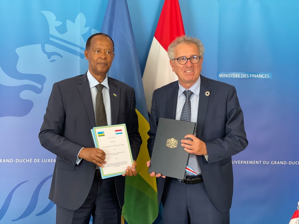 Ambassador of the Republic of Rwanda Dieudonné Sebashongore and finance minister Pierre Gramegna (DP), during the signing ceremony in Luxembourg City. Photo: Joël Ndoli Pierre