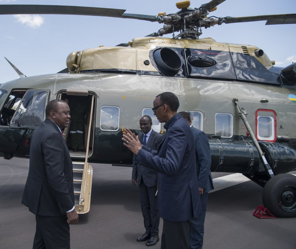 President Kagame with Kenyatta in Gabiro. 