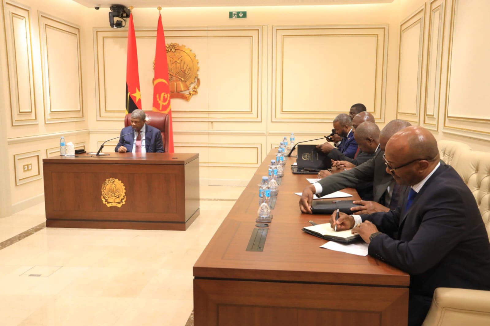 From photos shared on social media, it appears that during the call, President Lourenço was accompanied by members of Angola’s foreign affairs and security teams, who had recently represented Angola in the Rwanda-DRC talks held in Luanda on November 25, 2024.