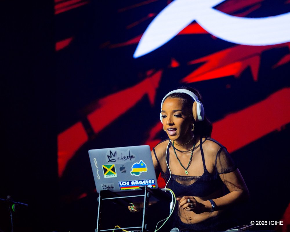 The evening kicked off with Makeda, who took on the challenge of energising a crowd still finding their seats, keeping fans engaged with her lively music mixes.