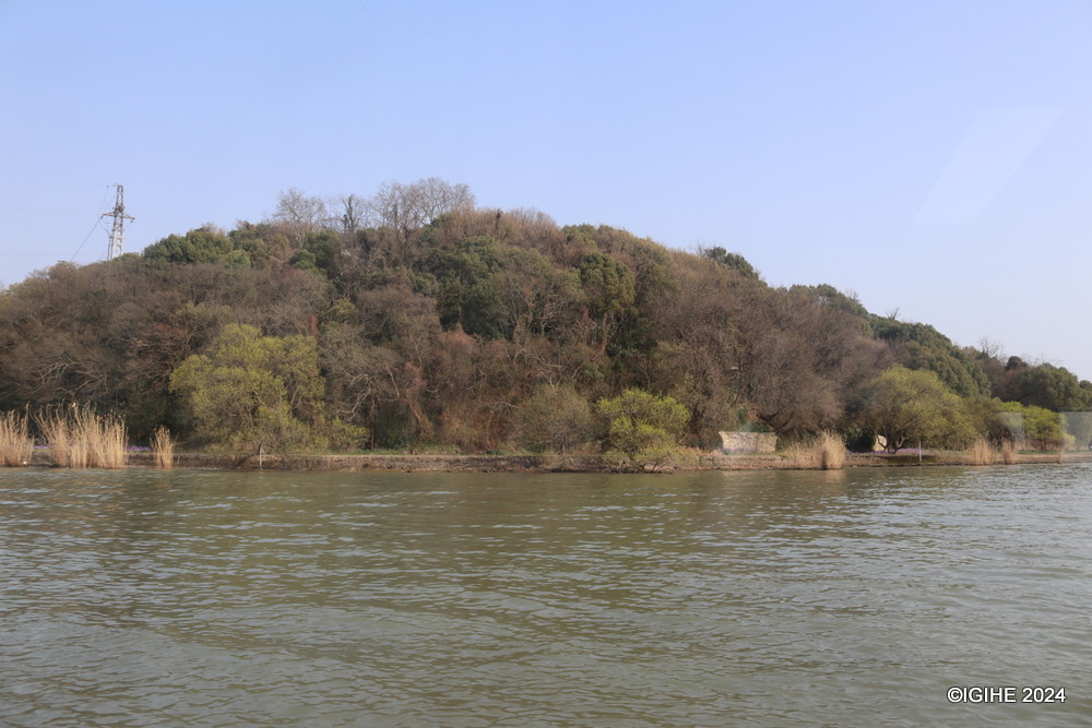 With dotted parks and gardens, the lake is one of the best tourist attractions.