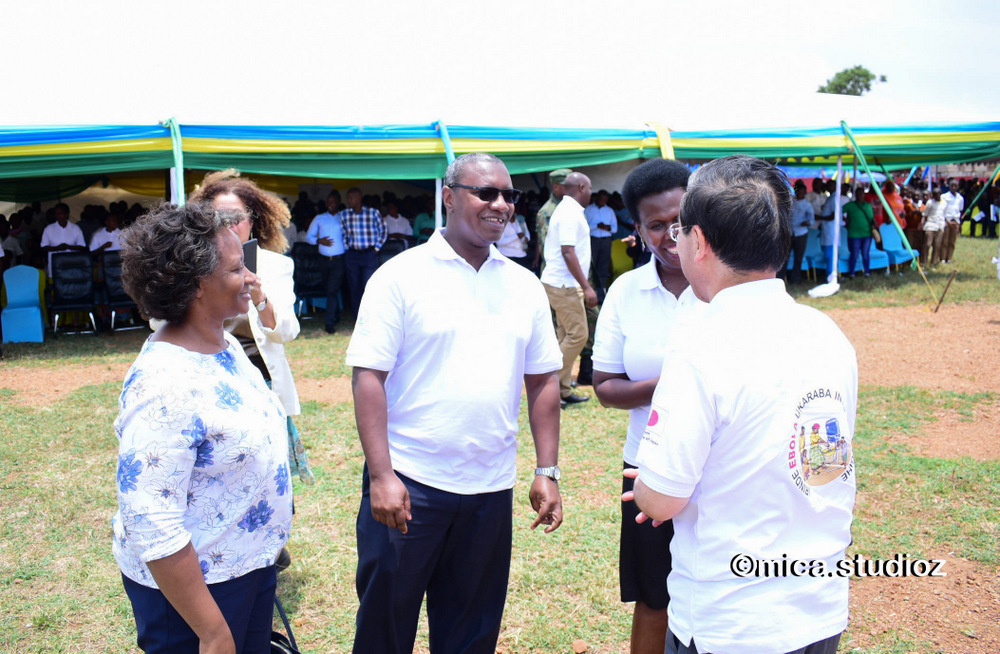 Mr.Tukayuki along with Dr. Mwinga Kasonde, World Health Organisation Rwanda Office Representative and State Minister for Primary and Public Health Dr. Patrick Ndimubanzi conducted an Ebola Virus Disease community mobilization exercise