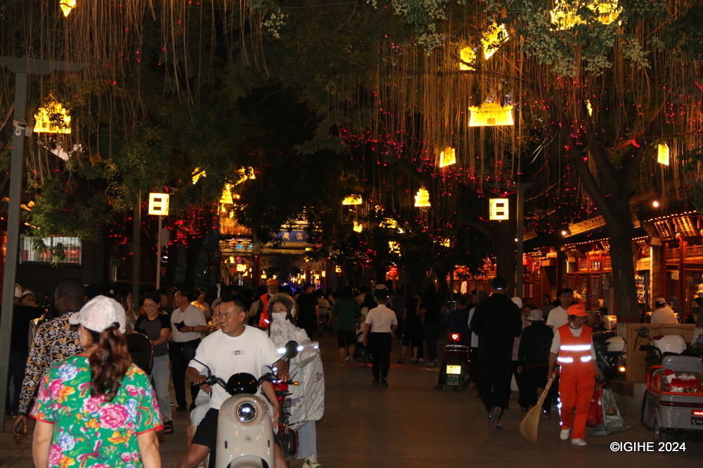 The lively atmosphere, combined with the street’s ancient charm, creates a unique experience that captures the essence of Yulin’s rich history and cultural heritage.