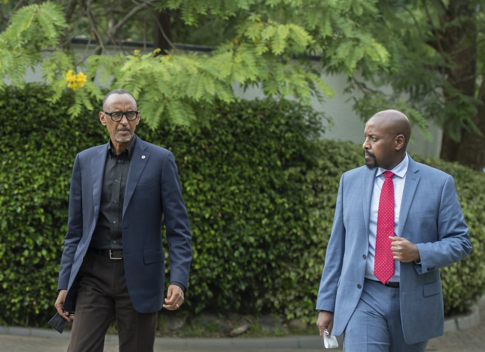 Lt Gen Muhoozi Kainerugaba (right) with President Paul Kagame during his recent visit to Rwanda.