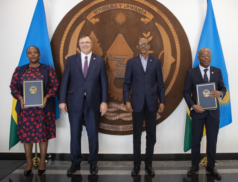 President Paul Kagame and the CEO of TotalEnergies witnessed the signing of an MoU between RDB and the French Firm.  