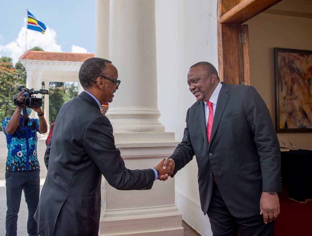President Kenyatta welcoming Kagame at State House. 