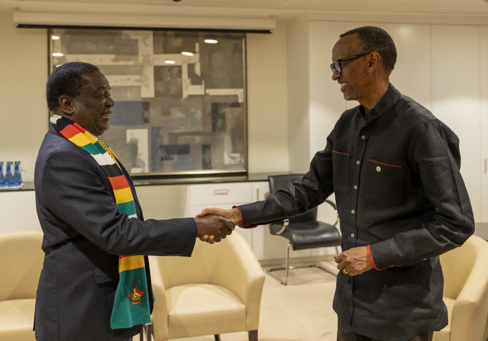 President Paul Kagame (right) exchanging greetings with his counterpart of Zimbabwe at Urugwiro Village. 