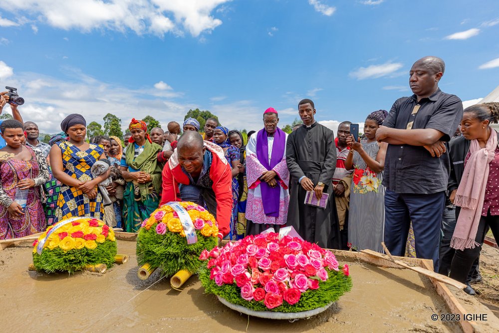 Premier Ngirente attended the burial of landslide, flood victims in Rubavu along with other top government officials. 