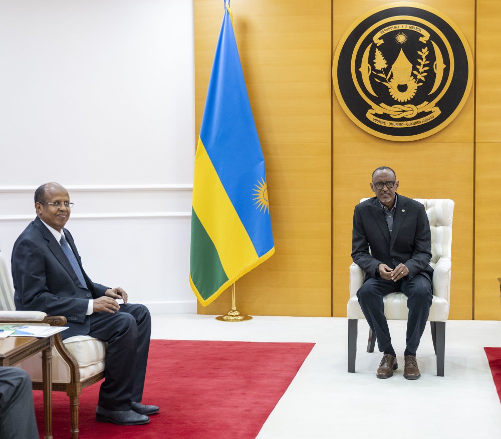 President Kagame during talks with Mahmoudi Ali Youssouf. 