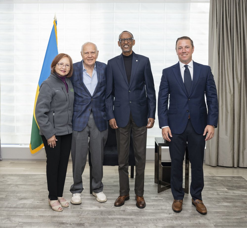 President Kagame also met with the management of Segal Family Foundation.