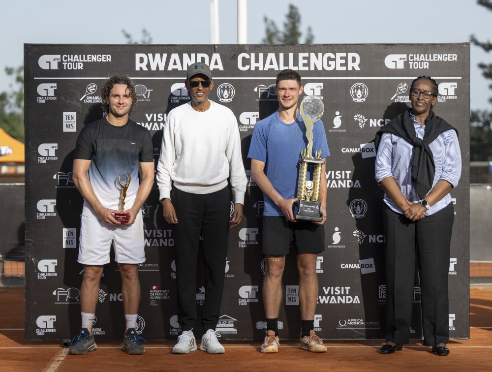 President Kagame and First Lady Jeannette Kagame posed for a photo with the finalists of the singles match during the ATP Challenger 50 Tour on March 2, 2024.