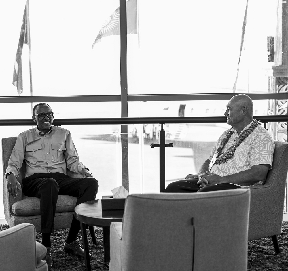 President Kagame ina conversation with Samoa's Deputy Prime Minister and Minister of Customs and Revenue, Tuala Tevaga Iosefo Ponifasio.