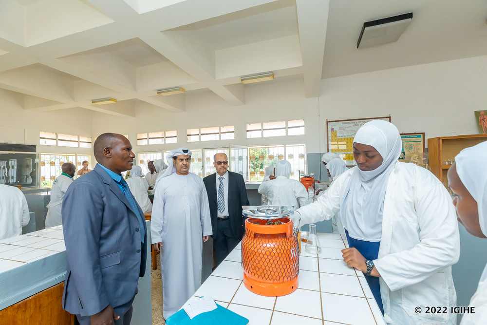 Amb. Alqahtani  also witnessed experiments conducted by ESSI students in their science laboratory. 