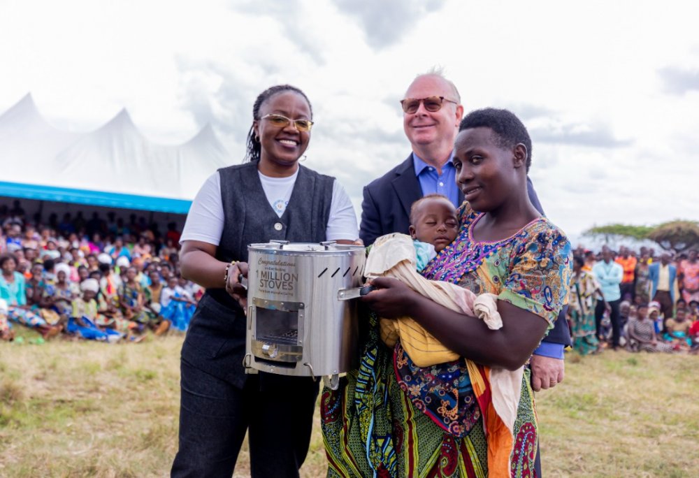 The Minister of Environment and the Chairman of DelAgua handing over energy-efficient cooking stove to one of beneficiaries.  