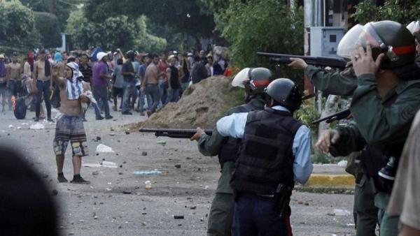 Venezuelan National Guards clash with demonstrators in La Fria
