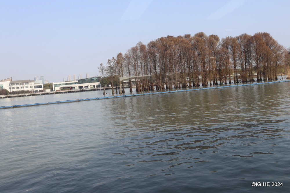 The lake includes 48 inlets with diverse sizes, 72 peaks and peninsulas along the lakeshore.