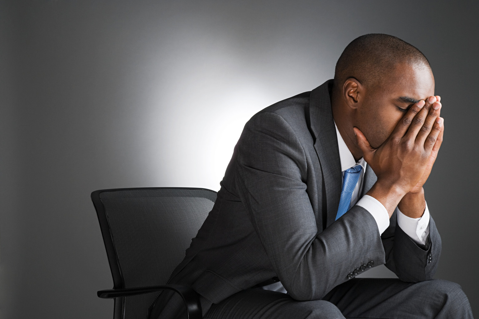 Mental well-being affects spinal health, as stress and anxiety can cause muscle tension and back pain. Relaxation techniques like deep breathing and mindfulness can help protect your spine.
