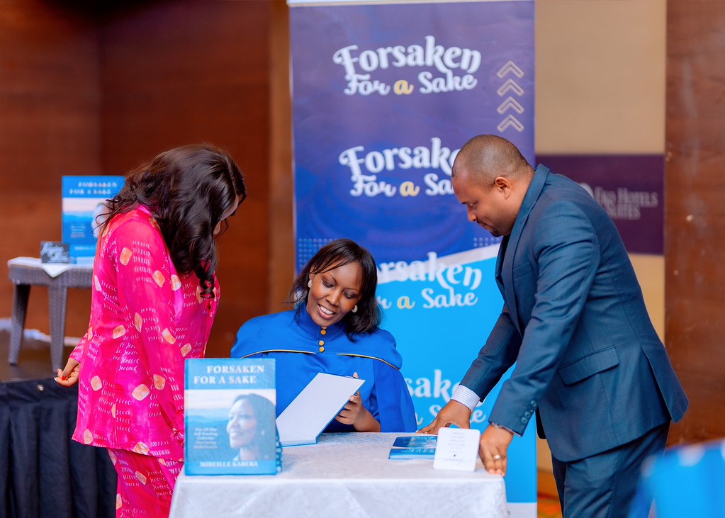 The ceremony concluded with a book-signing session, followed by individual interactions between the author and programme beneficiaries.