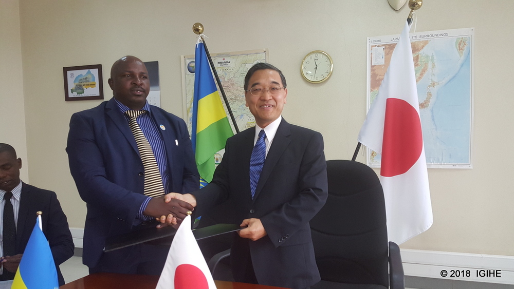 Amb. Miyashita with the representative of JOC in Rwanda, Jean Bosco Harerimana