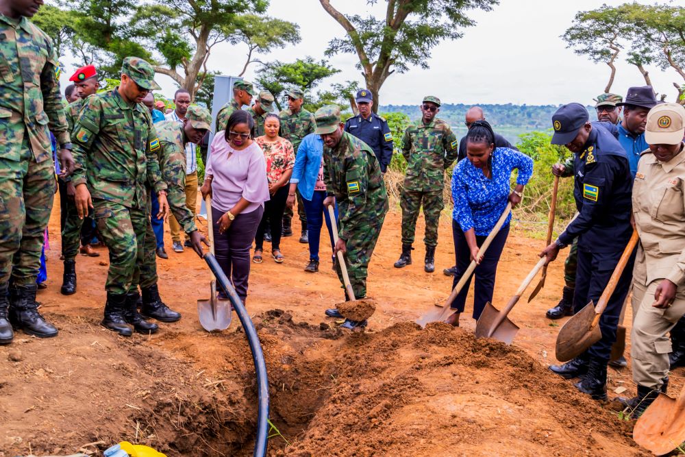 The Chief of Defence Staff (CDS), Gen. Mubarakh Muganga joined hundreds of residents in Ngoma District, where he launched a clean water project.