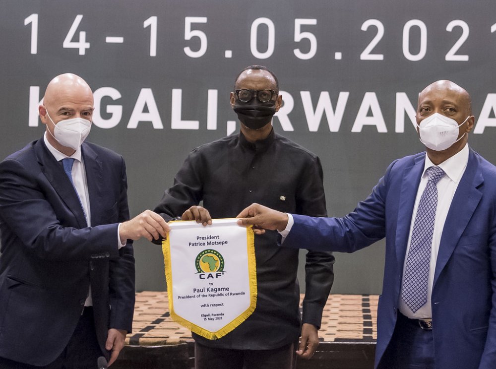 President Paul Kagame with Gianni Infantino (left) and Dr Patrice Motsepe (right).