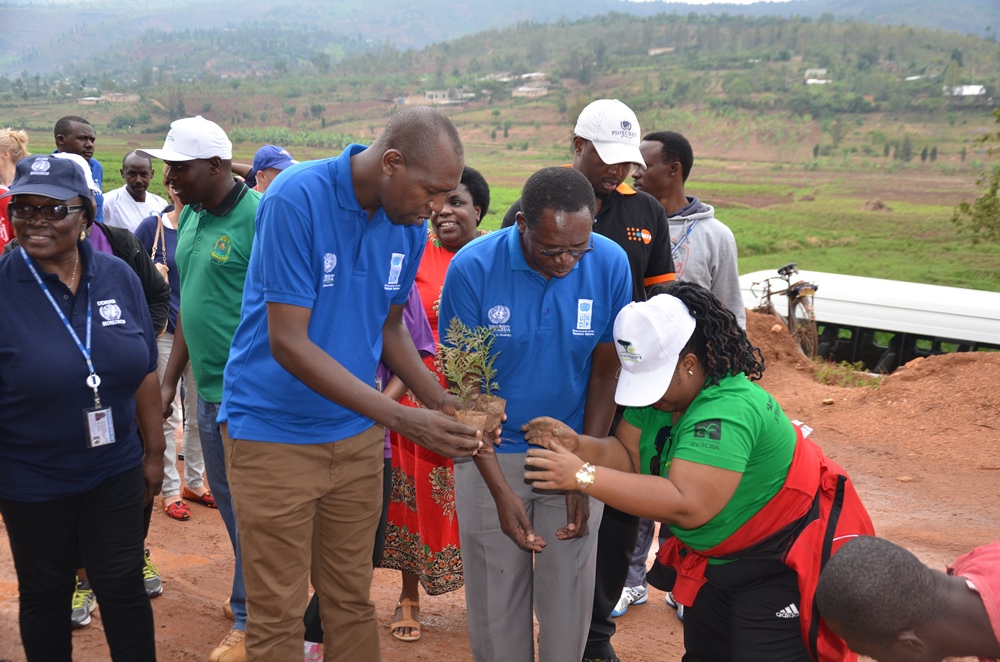 UN staff with scores of residents from Vuganyana Hill managed to plant over 10,000 tree seedlings