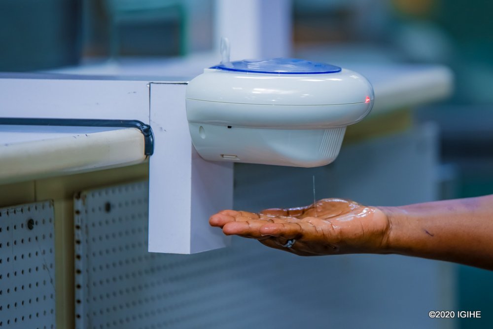 People about to board a plane will start by cleaning their hands with hand sanitizers 