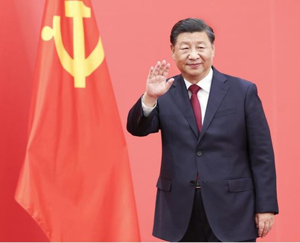Xi Jinping, general secretary of the CPC Central Committee, waves to journalists at the Great Hall of the People in Beijing, Oct. 23, 2022. (Xinhua/Pang Xinglei)