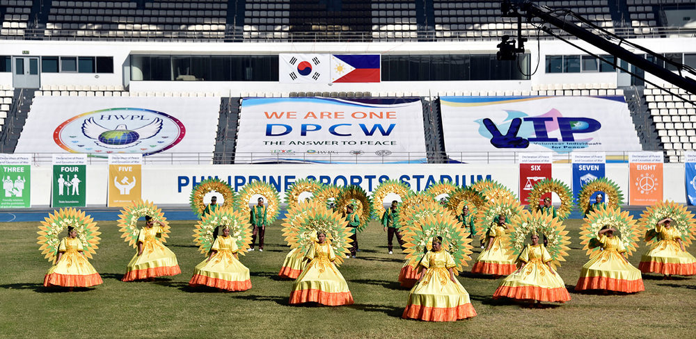 With about 30, 000 attendees, performances of the traditional dance of the Philippines is underway