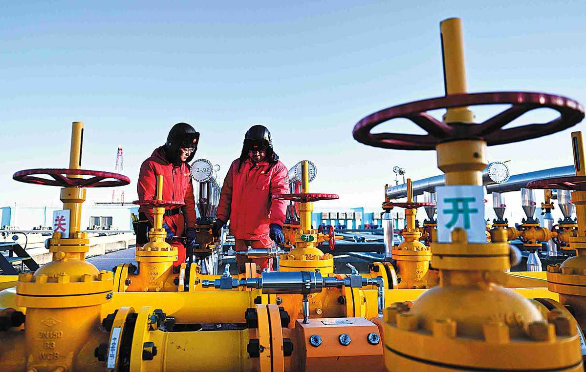 Two China National Petroleum Corp employees inspect gas pipelines in Qinghai province in January 2022. (Photo / Xinhua)