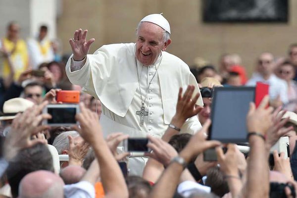 Pope Francis greets the crowd after a mass at St Peter's square as part of the Jubilee of the Divine Mercy, on March 3, 2016 in Vatican. He has asked to visit Greece to show support for refugees there.