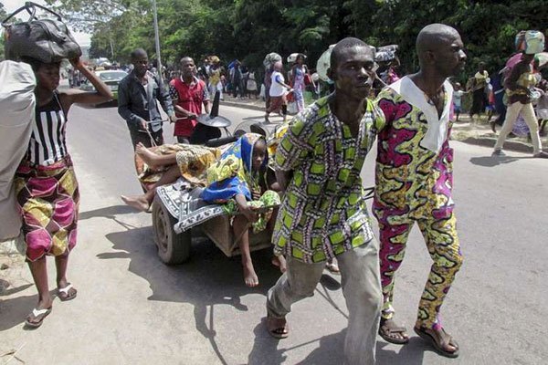 Residents of the southern districts of Brazzaville flee clashes between Congolese security forces and unknown assailants on April 4, 2016. 