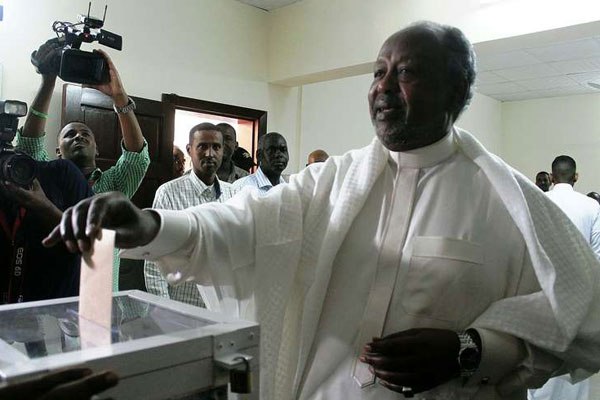 Djibouti's incumbent President Ismail Omar Guelleh casts his ballot at a polling station during the presidential election in Djibouti on April 8, 2016.