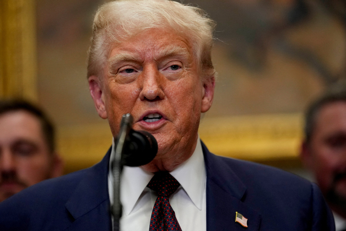 U.S. President Donald Trump on Thursday signed an executive order further modifying tariff rates with nearly 70 trading partners.