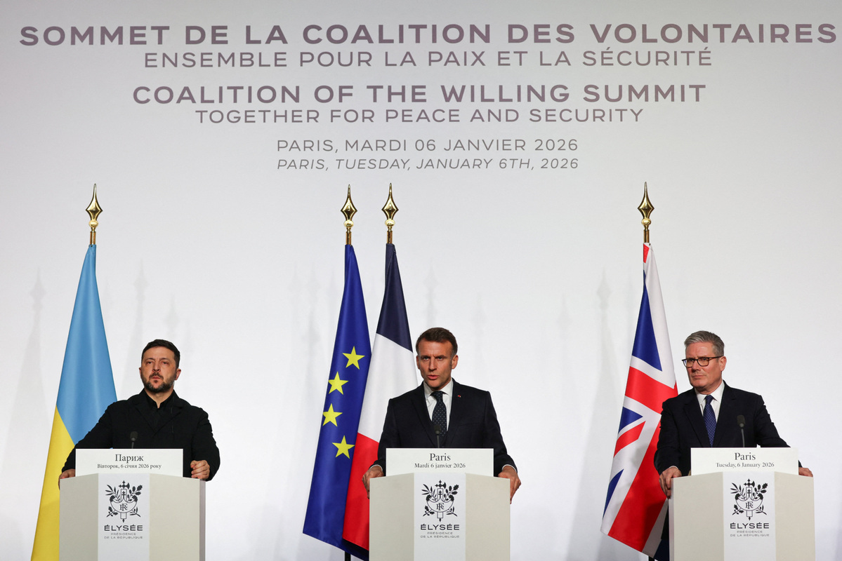 Ukraine's President Volodymyr Zelensky, France's President Emmanuel Macron and Britain's Prime Minister Keir Starmer deliver a press conference upon the signing of the declaration on deploying post-ceasefire force in Ukraine during the 'Coalition of the Willing' summit, at the Elysee Palace in Paris, France, Jan 6, 2026. [Photo/Agencies]
