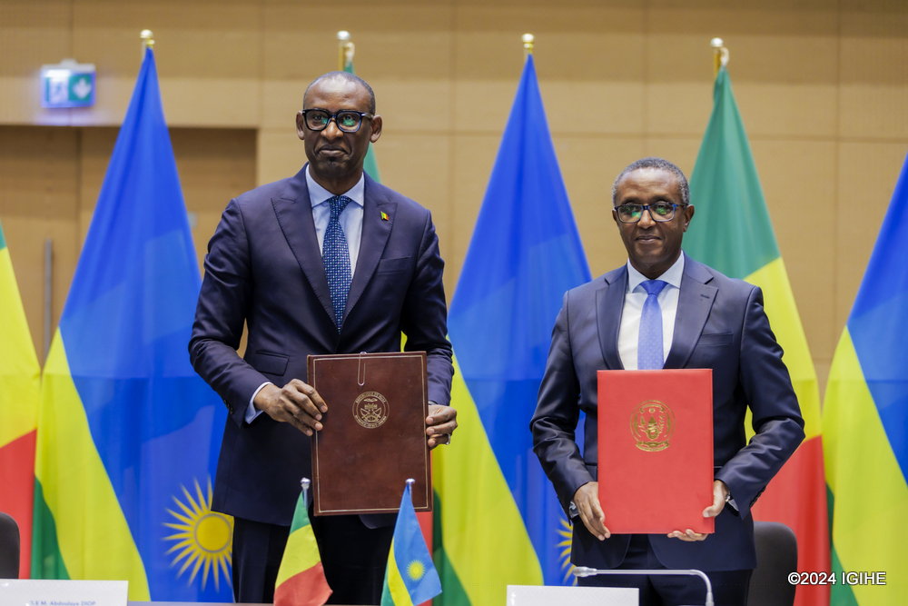 Foreign Minister Biruta and his counterpart of Mali after signing agreements. 