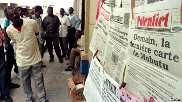 Kinshasa residents read local newspapers.