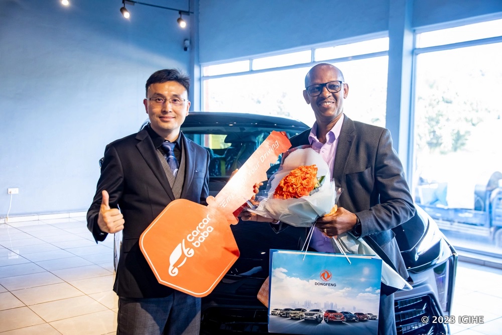 Huang handing over the dummy key to Vincent Rwamwaga, the first buyer of T5 EVO brand new hybrid in Rwanda
