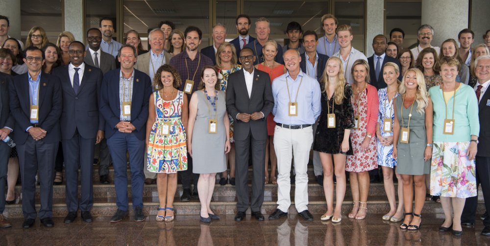 Kagame pose in a photo with members of the Young Presidents’ Organisation.
