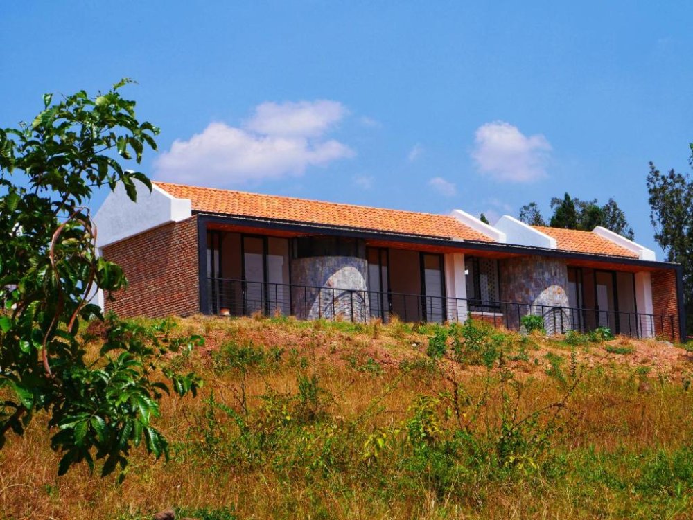 The hotel comprises six bungalows with single rooms and two bungalows with double rooms designed for families.
