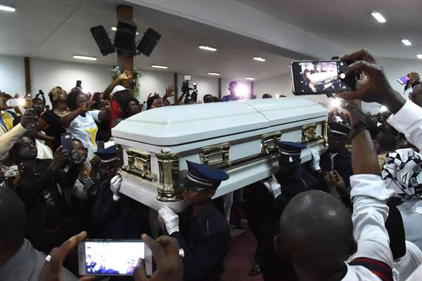 Men carry the coffin of Congolese rumba star Papa Wemba during a memorial ceremony on April 27, 2016 in Abidjan, before the repatriation of its body in Democratic Republic of Congo.