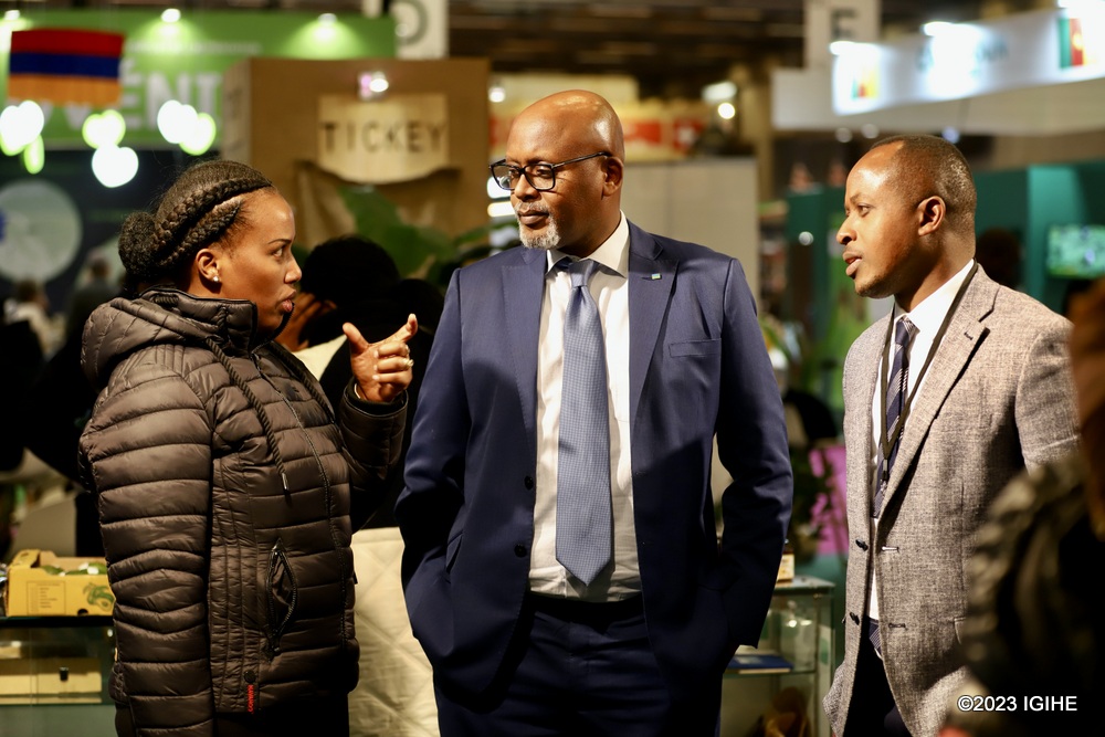 Amb. Nkulikiyimfura advised Rwandans to tap into opportunities available in France. 