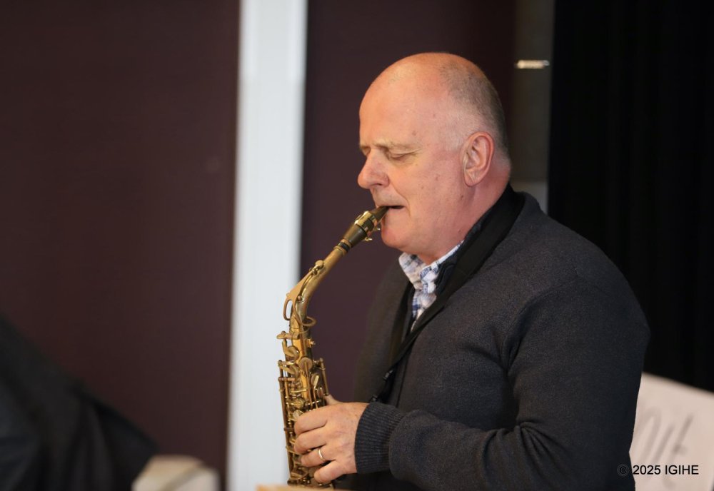 The artist Marc Pieters performed at the commemoration event.