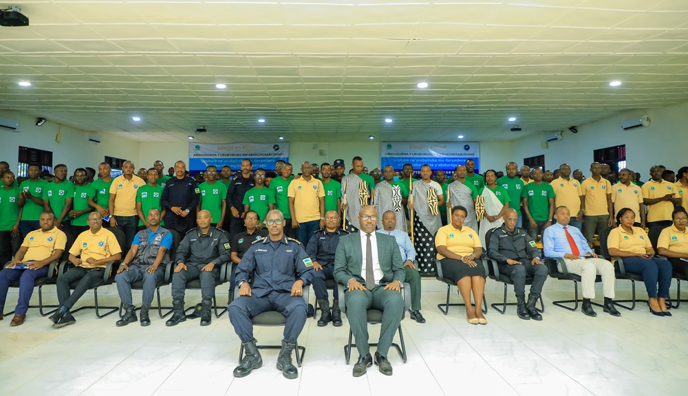 Youth volunteers in a group photo with IGP Dan Munyuza and Kigali City Mayor, Pudence Rubingisa after completing the civic programme. 